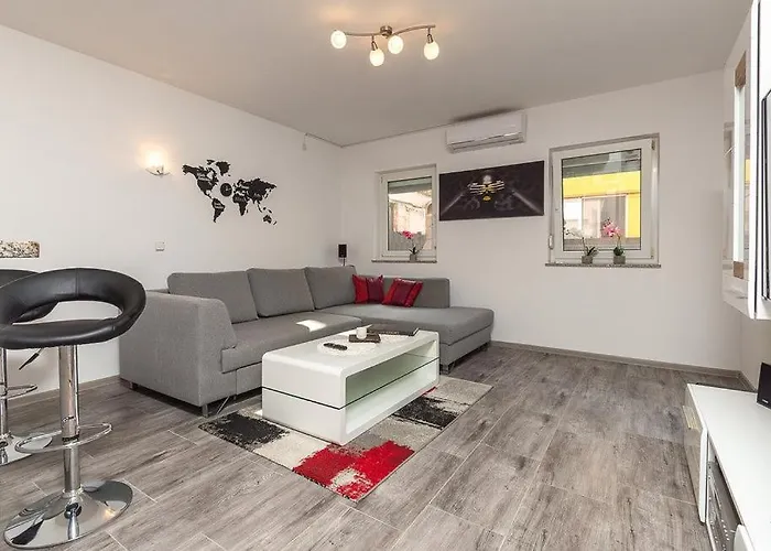 Komsic By Guide * Πούλα